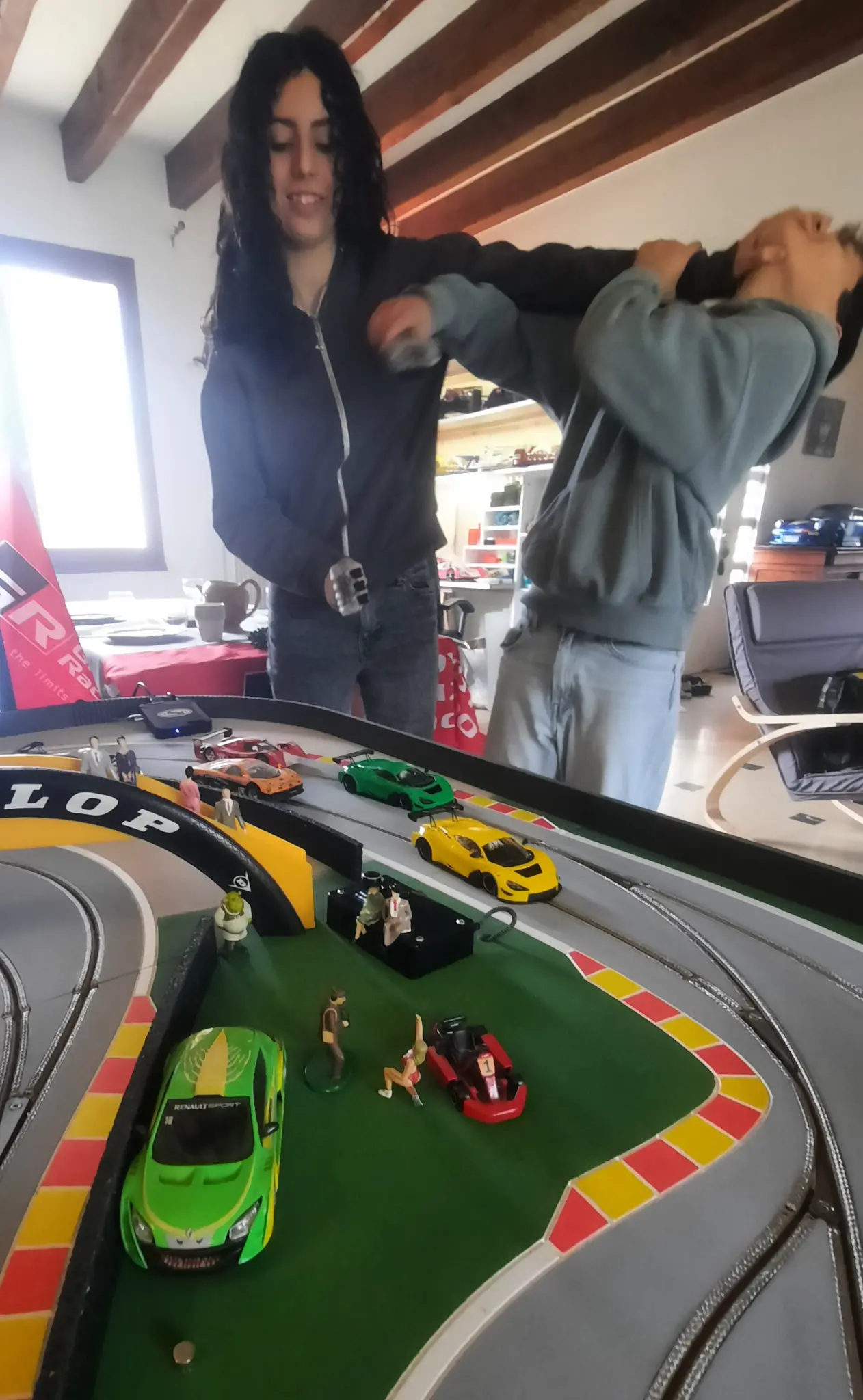Enfants s'amusant avec le circuit miniature